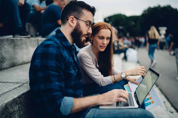 How important is a high-performance travel agency website in the digital age ?